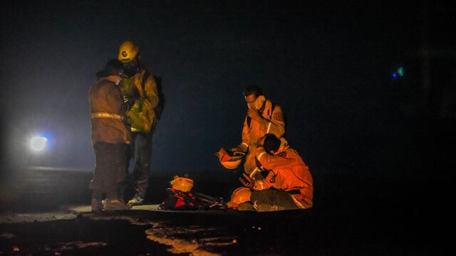 Fuego en Córdoba. Bomberos a la vera de la ruta 38, combatiendo el fuego a la altura de Dolores y Capilla del Monte. (La Voz)