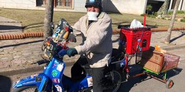 Un ejemplo: el azuleño que hace motomandados para los abuelos en plena pandemia