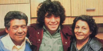 Diego Maradona y sus padres, Don Diego y Doña Tota.