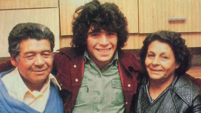 Diego Maradona y sus padres, Don Diego y Doña Tota.