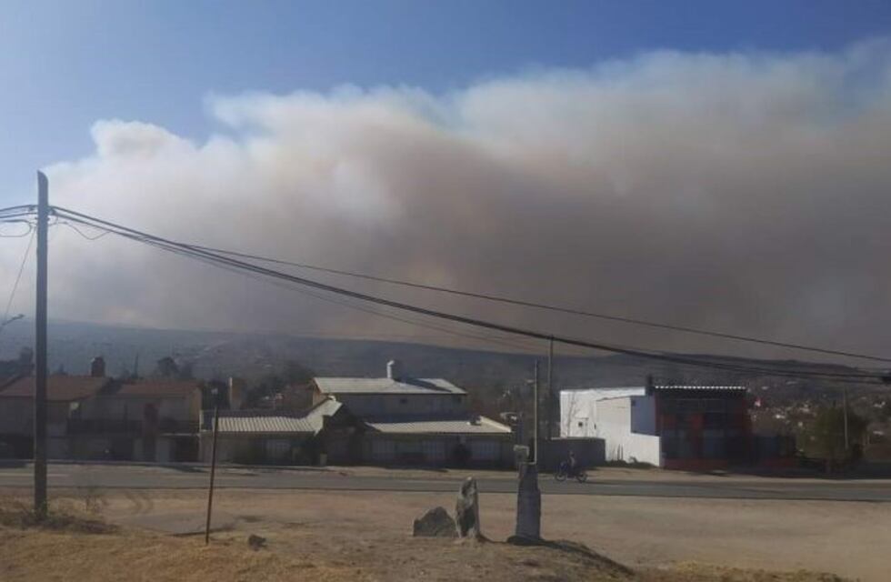Combaten un impresionante incendio forestal entre Tanti y Cosquín