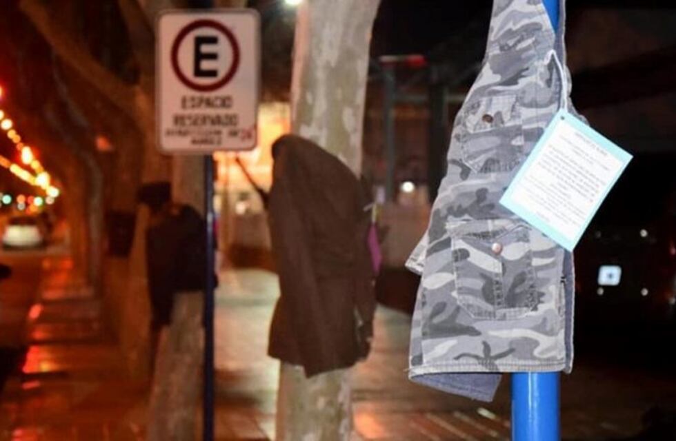 Sanjuaninos dejan camperas en los árboles para los más necesitados