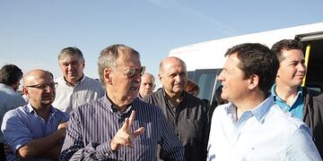 El gobernador Juan Schiaretti y el Intendente de Arroyito Mauricio Cravero en su visita a la obra de gas natural