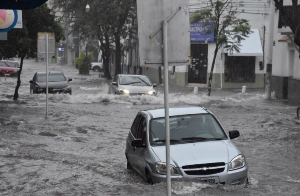 Un fuerte temporal provocó inundaciones en calles y barrios de Corrientes