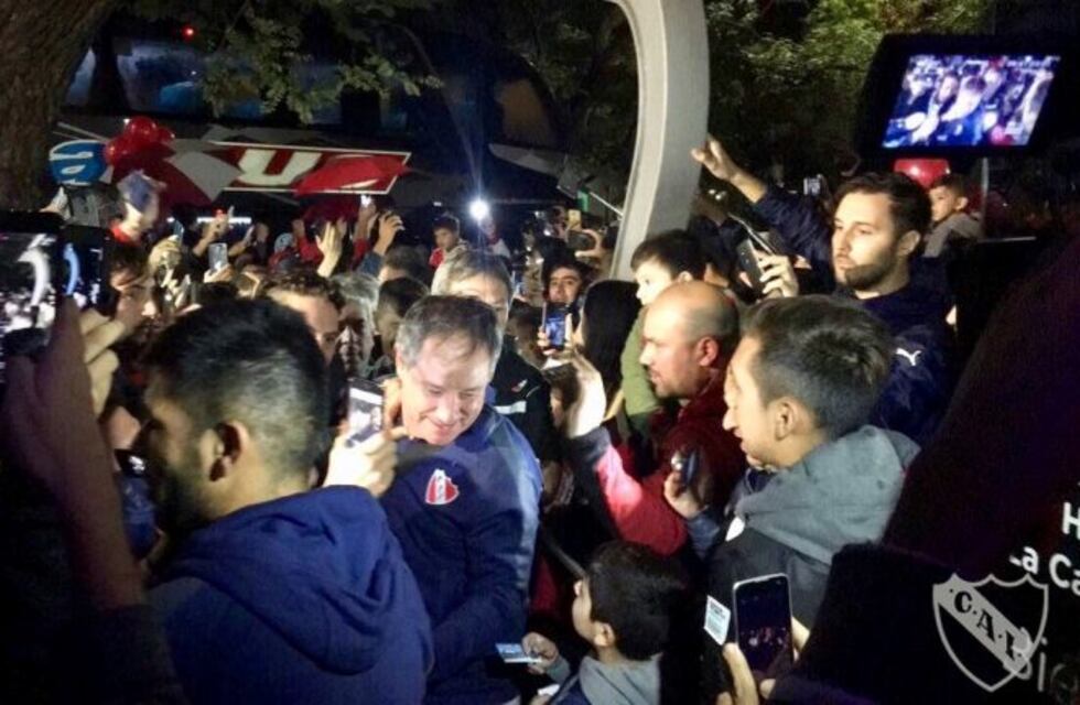 Independiente tiño de rojo la noche cordobesa