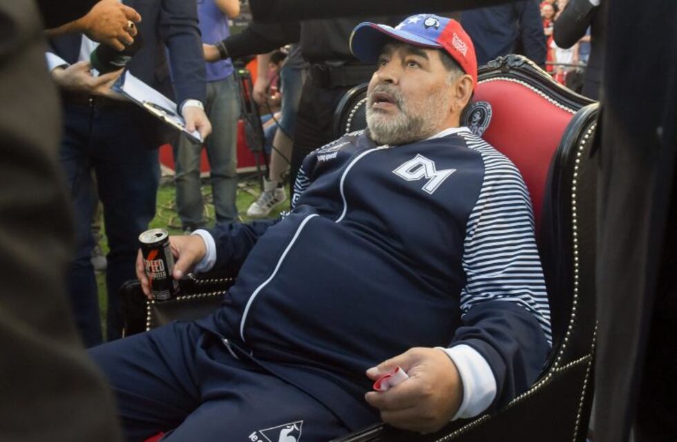 Los memes del "trono" de Maradona en la cancha de Newell's