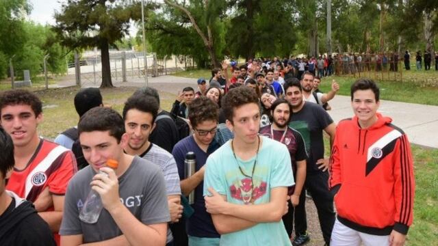 Desde muy temprano los hinchas de River llegaron al Malvinas para conseguir sus entradas.