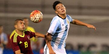 QUI08\u002E IBARRA (ECUADOR), 27/01/2017\u002E- El jugador argentino Lisandro Martínez (d) disputa el balón con el venezolano Antonio Romero (i) hoy, viernes 27 de enero de 2017, durante un partido entre Argentina y Venezuela por el campeonato Sudamericano Sub'20, en Ibarra (Ecuador)\u002E EFE/José Jácome\r\n\r\n\r\n ecuador antonio romero Lisandro Martinez campeonato torneo sudamericano sub20 sub 20 futbol futbolistas partido seleccion argentina venezuela