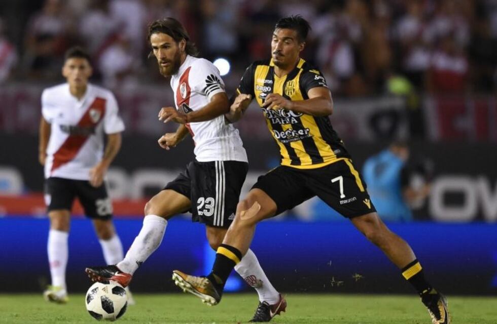 Con dos golazos de Scocco, River le ganó 2-0 a Olimpo