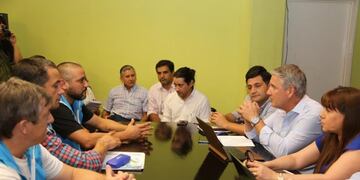 El ministro Miguel Sedoff con los integrantes de la paritaria docente\u002E (El Territorio)