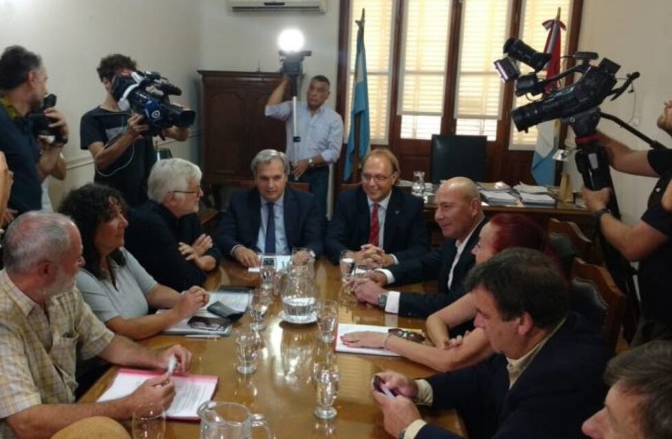 Proponen un aumento de 15% para docentes y estatales de Santa Fe