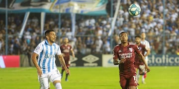 AME2335\u002E TUCUMÁN (ARGENTINA), 07/03/2020\u002E- Nicolás de la Cruz (d) de River Plate disputa el balón con Guillermo Acosta de Tucumán durante el partido por la Superliga Argentina entre Atlético Tucumán y River Plate este sábado, en el estadio Monumental José Fierro de Tucumán (Argentina)\u002E EFE/ Nicolás Núñez