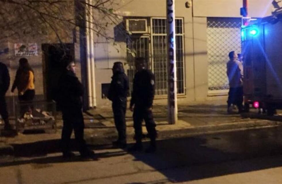 Un bombero y un policía quedaron heridos tras apagar un incendio