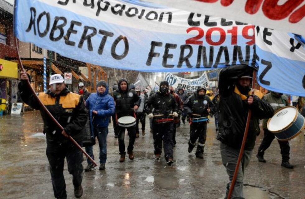 La UTA y la CGT reclamaron mejoras salariales en las calles de Bariloche