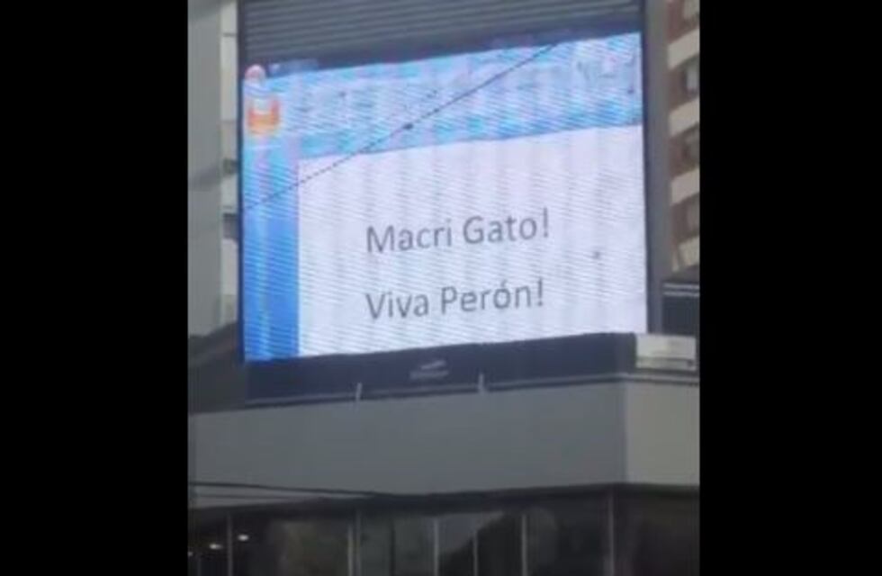 Hackearon la pantalla de Avenida Cabildo y Mendoza con frases contra Macri y porno
