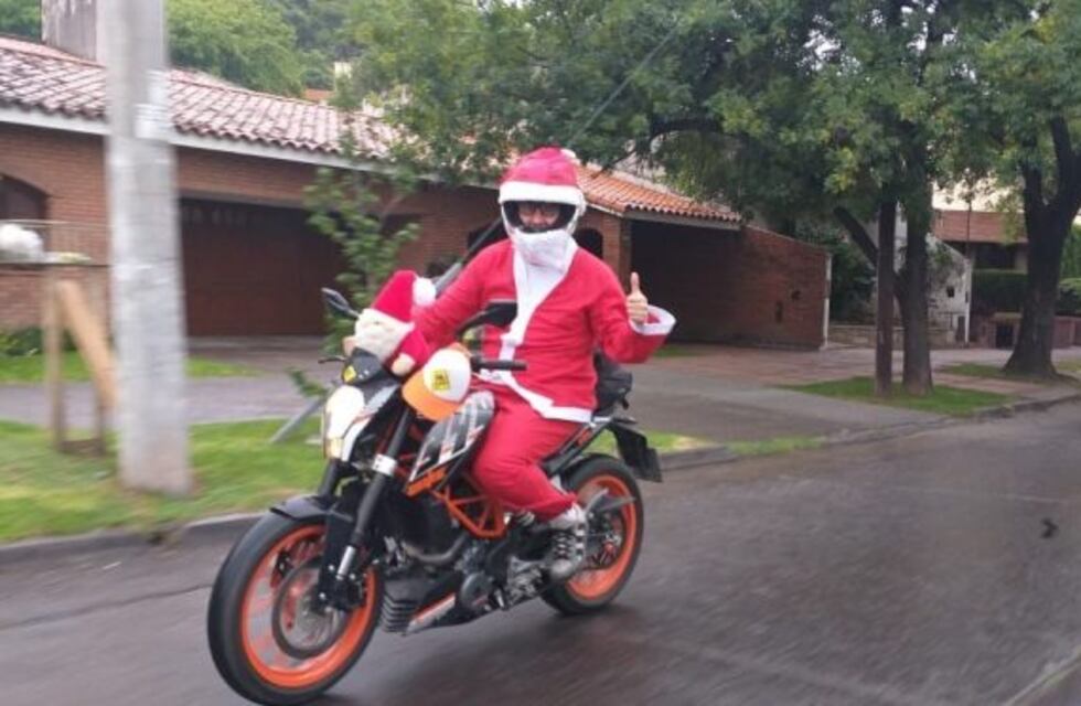 Más de 100 Papás Noel motoqueros repartieron golosinas en Salta