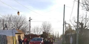 Uno de los ocupantes del Fiat Siena consiguió escapar tras el operativo\u002E (@joseljuarezjose)