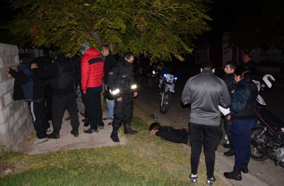 Dos motochorros fueron atrapados luego de robarle a un chico en la puerta de su casa