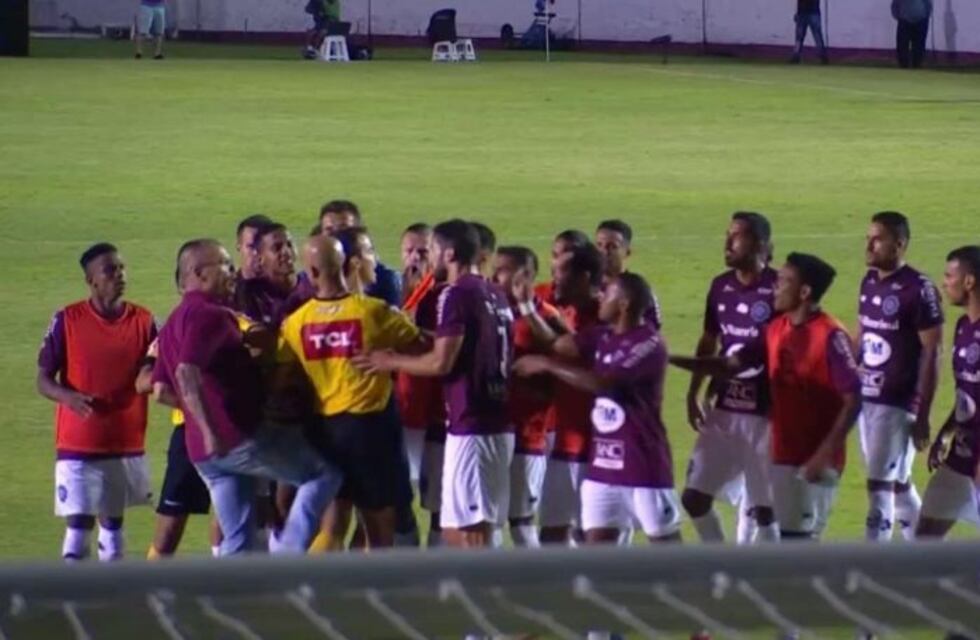 Un árbitro recibió una patada en la espalda por un penal no cobrado