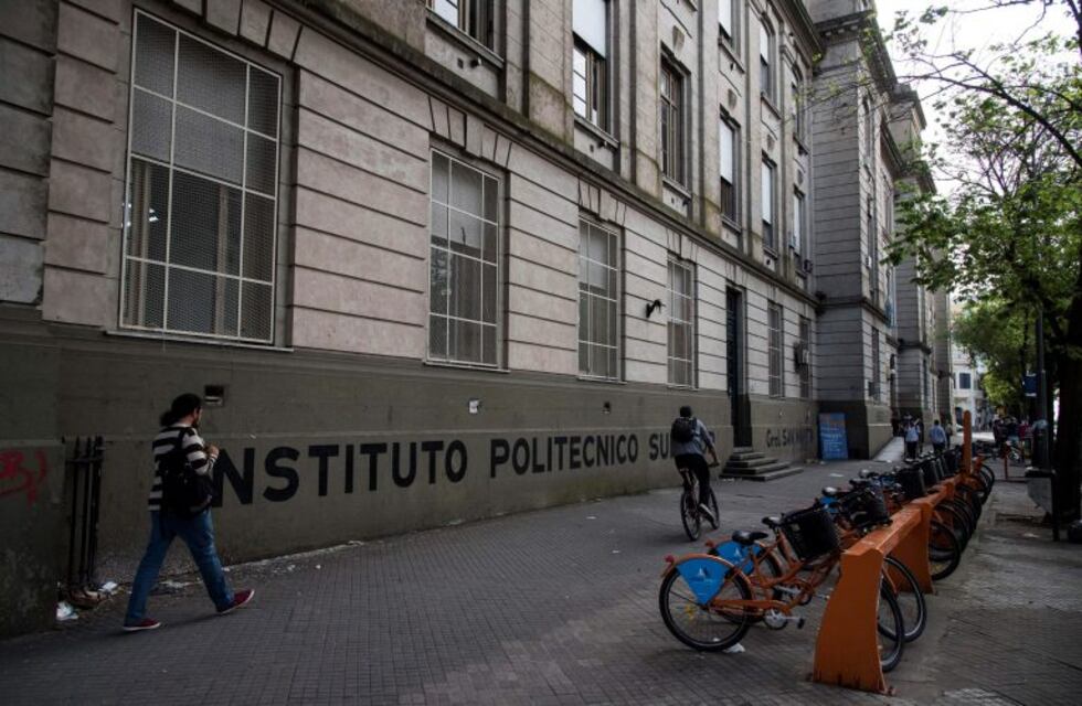 Denuncian que en el Politécnico cae agua del techo de las aulas y hay áreas sin luz ni gas
