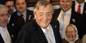 BAS02 - TUCUMu00c1N (ARGENTINA), 09/07/2010\u002E- El ex presidente argentino y actual secretario general de la Uniu00f3n de Naciones Suramericanas (UNASUR), Nu00e9stor Kirchner, asiste hoy, viernes 9 de julio de 2010, al acto por el aniversario de la independencia nacional en Tucumu00e1n (Argentina)\u002E EFE/EUGENIO ADORNI/INFOTO/SOLO USO EDITORIAL tucuman nestor kirchner festejos del dia de la independencia en la avenida de mayo expresidente de la nacion