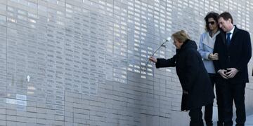 La presidenta de Chile, Michelle Bachelet, visita el 20/07/2017 el Parque de la Memoria en Buenos Aires, Argentina, donde honró a las víctimas de la última dictadura militar (1976-1983)\u002E foto: Daniel Dabove/telam/dpa