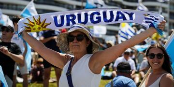 Simpatizantes del Partido Nacional celebran la victoria del candidato Luis Lacalle Pou\u002E (EFE)