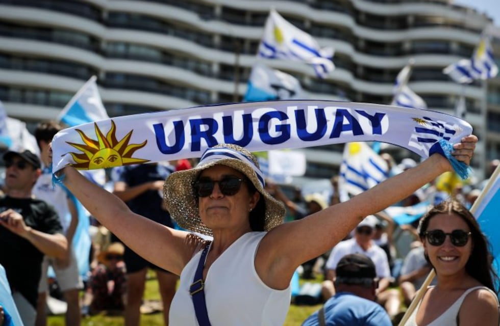Tremenda caída de una mujer durante los festejos del nuevo presidente electo en Uruguay