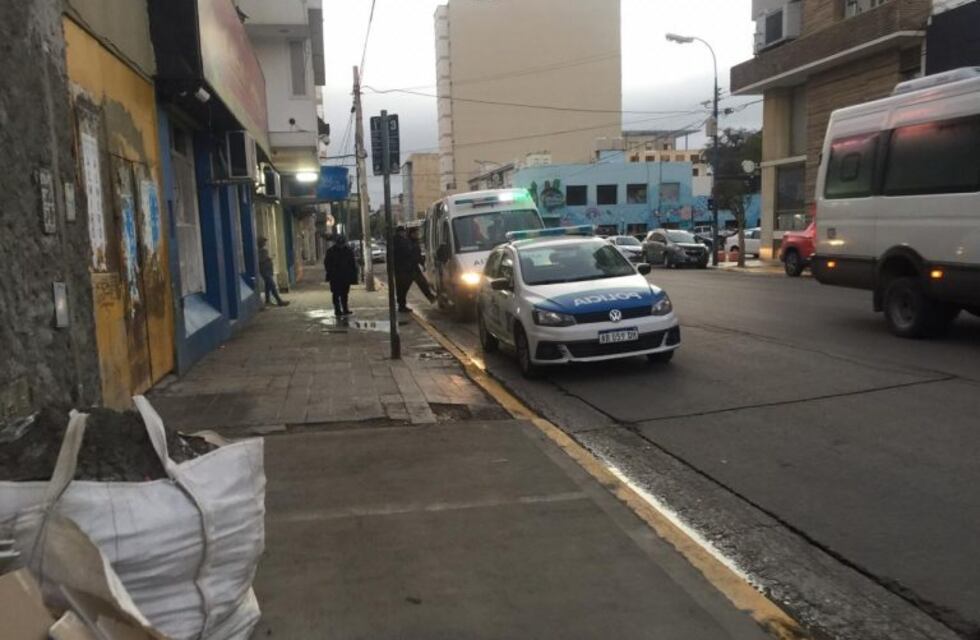Hombre golpeado y tirado en la vereda en pleno centro de la ciudad