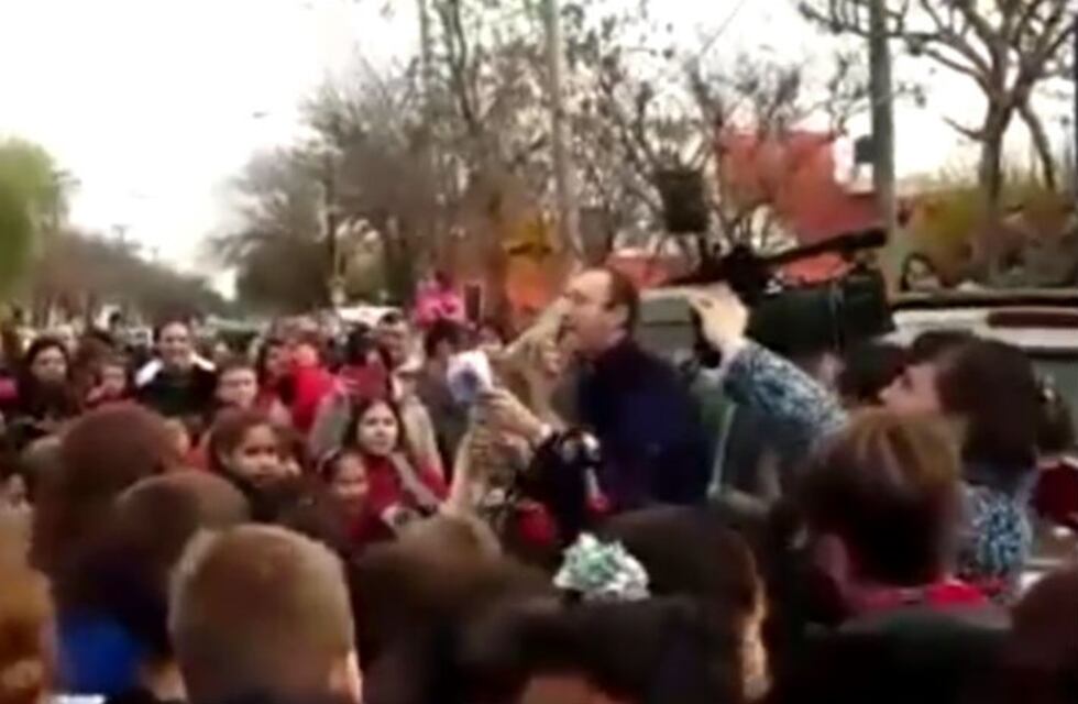 Hasta en la calle bailan "el Despacito" del padre Gabriel