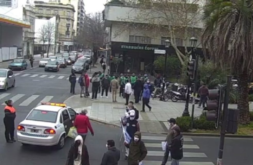 Vigiladores privados cortaron la calle para protestar sobre Oroño y Córdoba