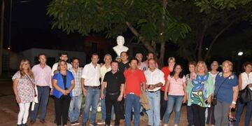 Fueron al busto del ex presidente para homenajearlo en el aniversario de su muerte