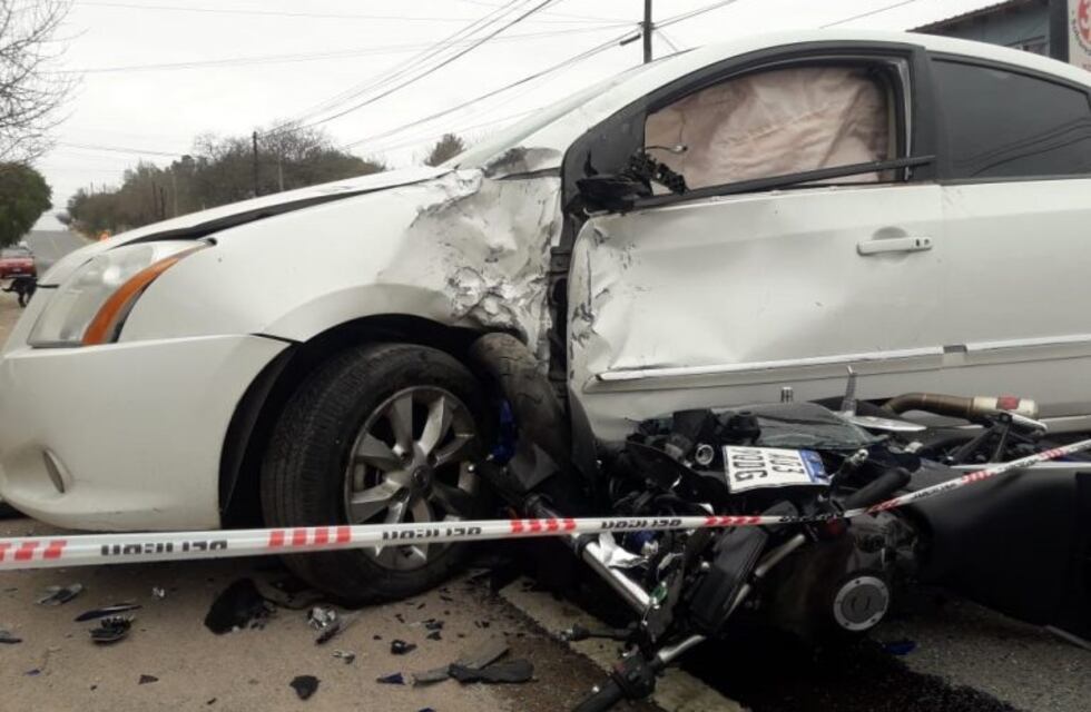 Un muerto en un choque impactante entre una moto y un auto en Mendiolaza