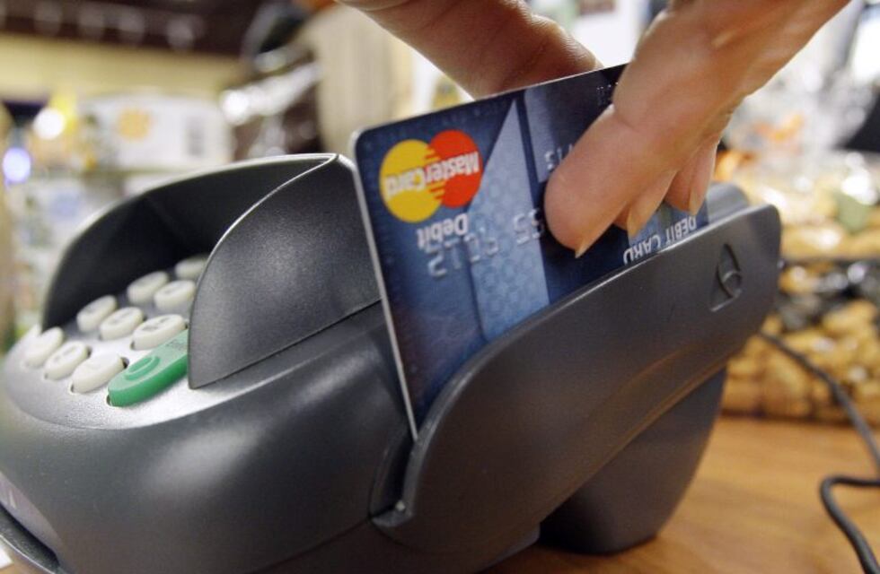 La AFIP oficializó la obligación para que comercios y profesionales acepten tarjetas de débito