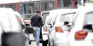 Caos de tránsito en los accesos habilitados a la ciudad de Buenos Aires, en plena cuarentena por el coronavirus\u002E (Clarín)
