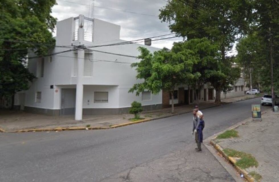 Cayó al vacío cuando limpiaba el techo de su casa y sufrió una fractura expuesta