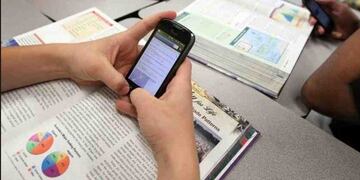 Un proyecto, presentado en el Senado de Mendoza, busca prohibir el uso de celulares clase\u002E