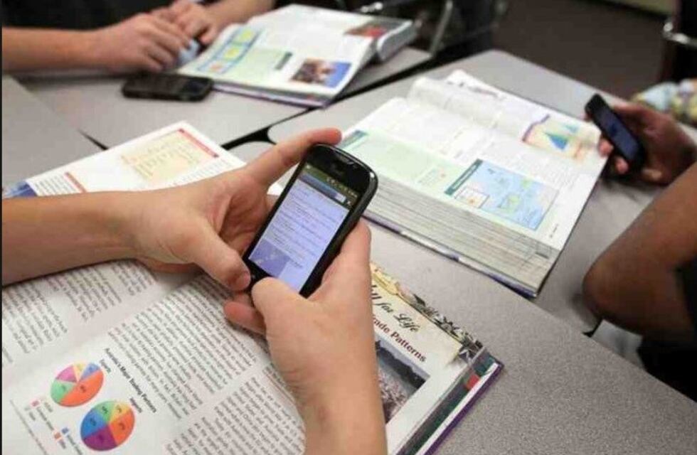 Prohibirían el uso de celulares en horarios de clases