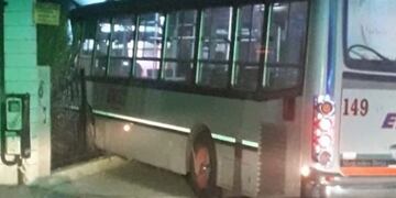 Monte Grande: un colectivero murió luego de chocar e incrustarse en el frente de una casa (Foto: Clarín)