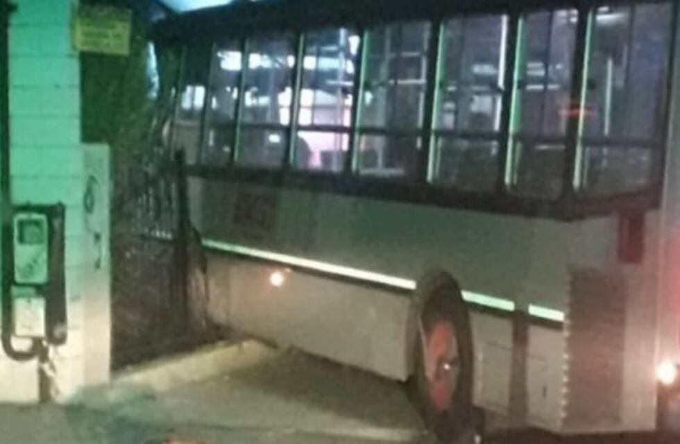 Monte Grande: un colectivero murió luego de chocar e incrustarse en el frente de una casa