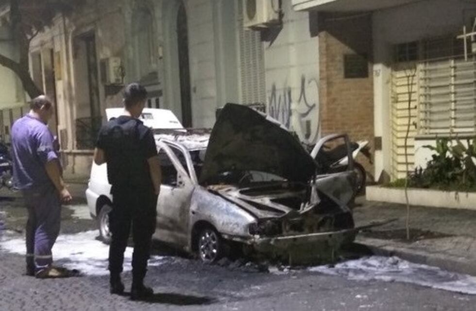 Un auto se incendió por completo y obligó a la policía a cortar el tránsito