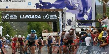 Matías Lammens junto al ciclista argentino Maximiliano Richeze, el gobernador Sergio Uñac y el secretario de Deportes, Jorge Chica\u002E