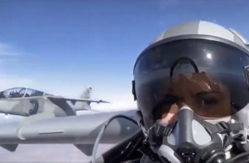 Viví la adrenalina que se experimenta desde un avión caza con la "Teniente Marvel"