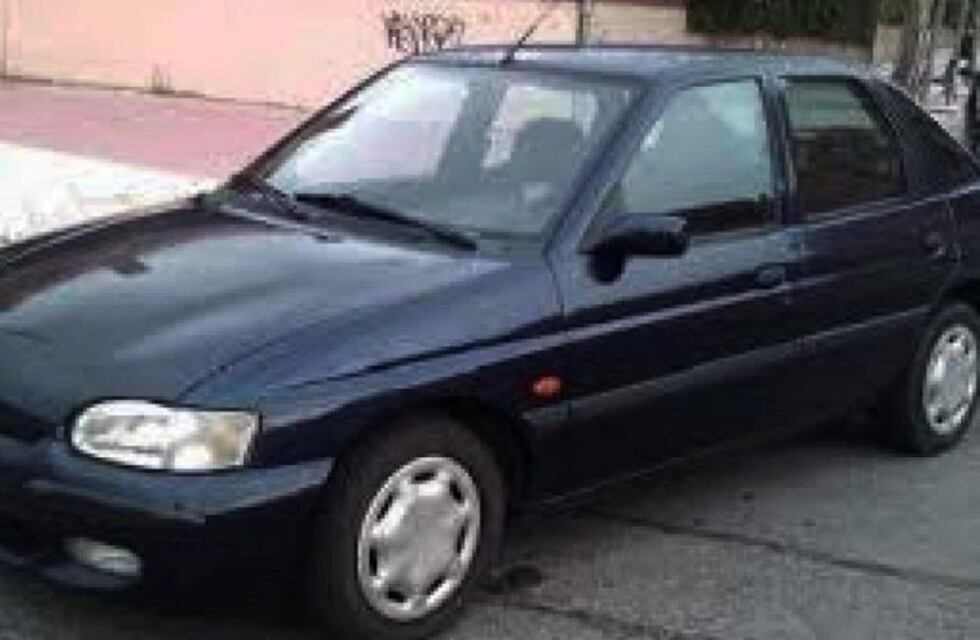 Un menor fue detenido tras violentar la puerta de un auto y robar pertenencias de su interior