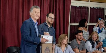 Mauricio Macri, Argentina's president, left, casts a ballot at a polling station during presidential elections in the Palermo neighborhood of Buenos Aires, Argentina, on Sunday, Oct\u002E 27, 2019\u002E Argentines are voting for their next president today against the backdrop of an economic and currency crisis, with concern over the cost of living and access to social services\u002E Photographer: Erica Canepa/Bloomberg