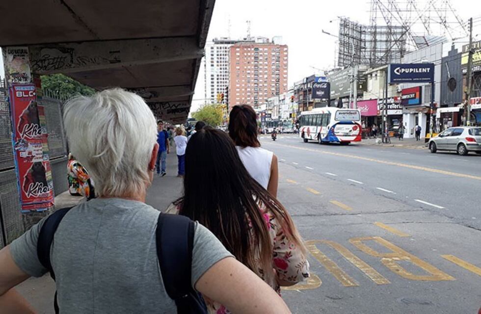 Las obligaba a desnudarse en paradas de colectivos para sacarles fotos