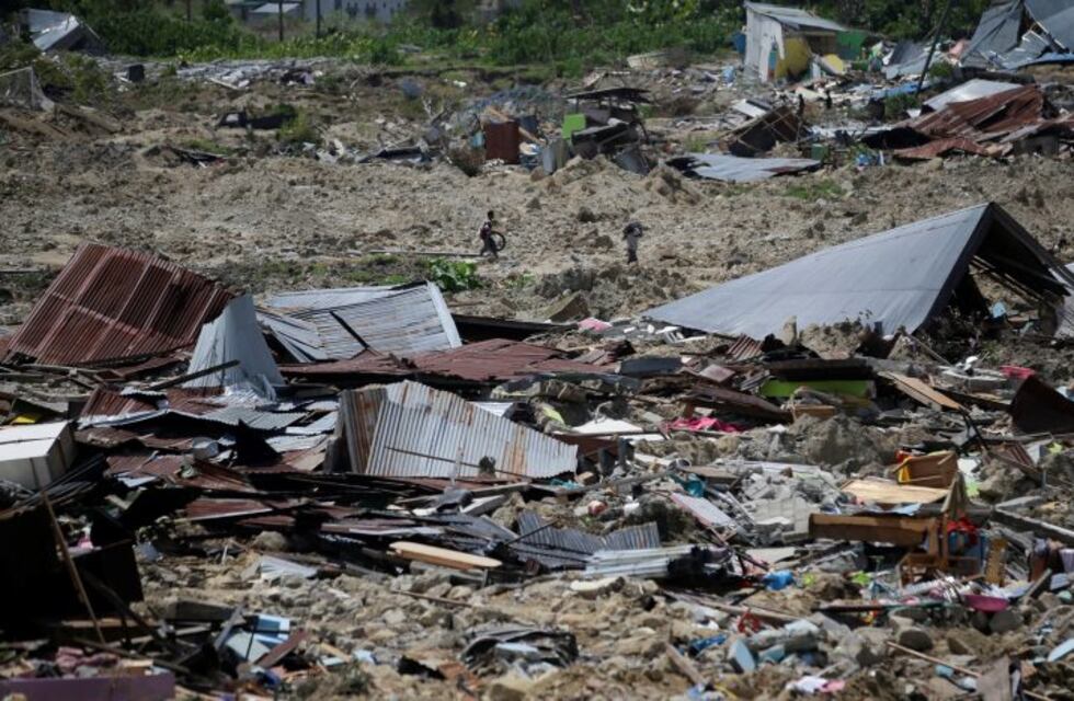 Indonesia: un video muestra cómo la tierra se traga las casas tras el tsunami