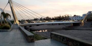 Puente Centenario de Villa Carlos Paz en primavera 2020\u002E (Foto: VíaCarlosPaz)\u002E