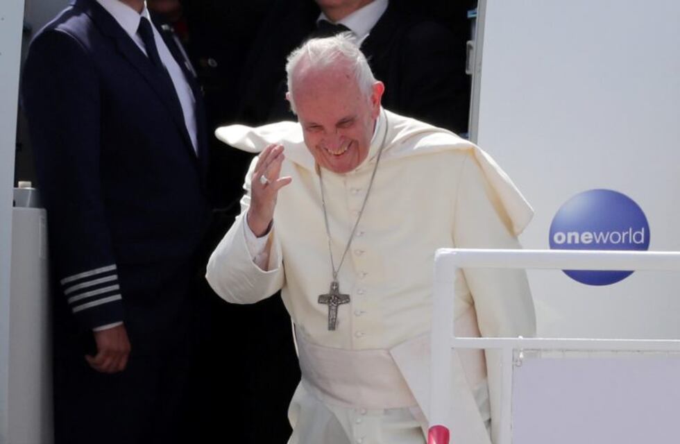 El Papa ayudó a una carabinera que se cayó de un caballo en Iquique