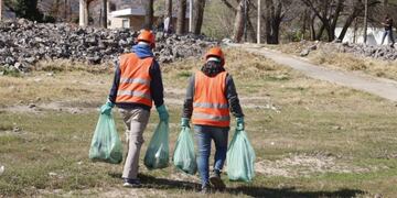 El municipio continúa con la limpieza de las costas del Lago San Roque